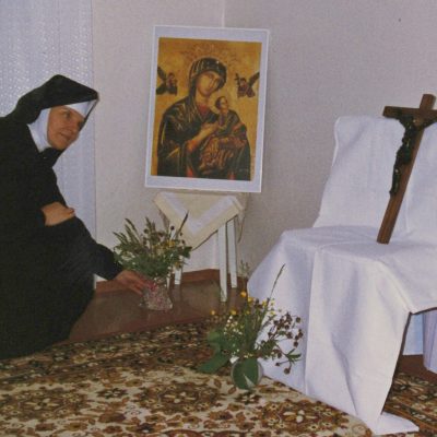 Капліца ў кватэры Сясцёр
